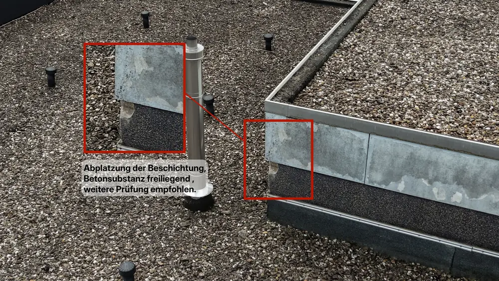 Flachdachbegehung aus der Luft, Schadstelle im Bild markiert und beschriftet Flachdachbegehung aus der Luft, Schadstelle im Bild markiert und beschriftet