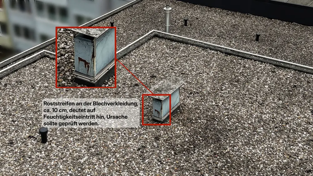 Rostspur an einer Blechverkleidung, im Bild dokumentiert Rostspur an einer Blechverkleidung, im Bild dokumentiert