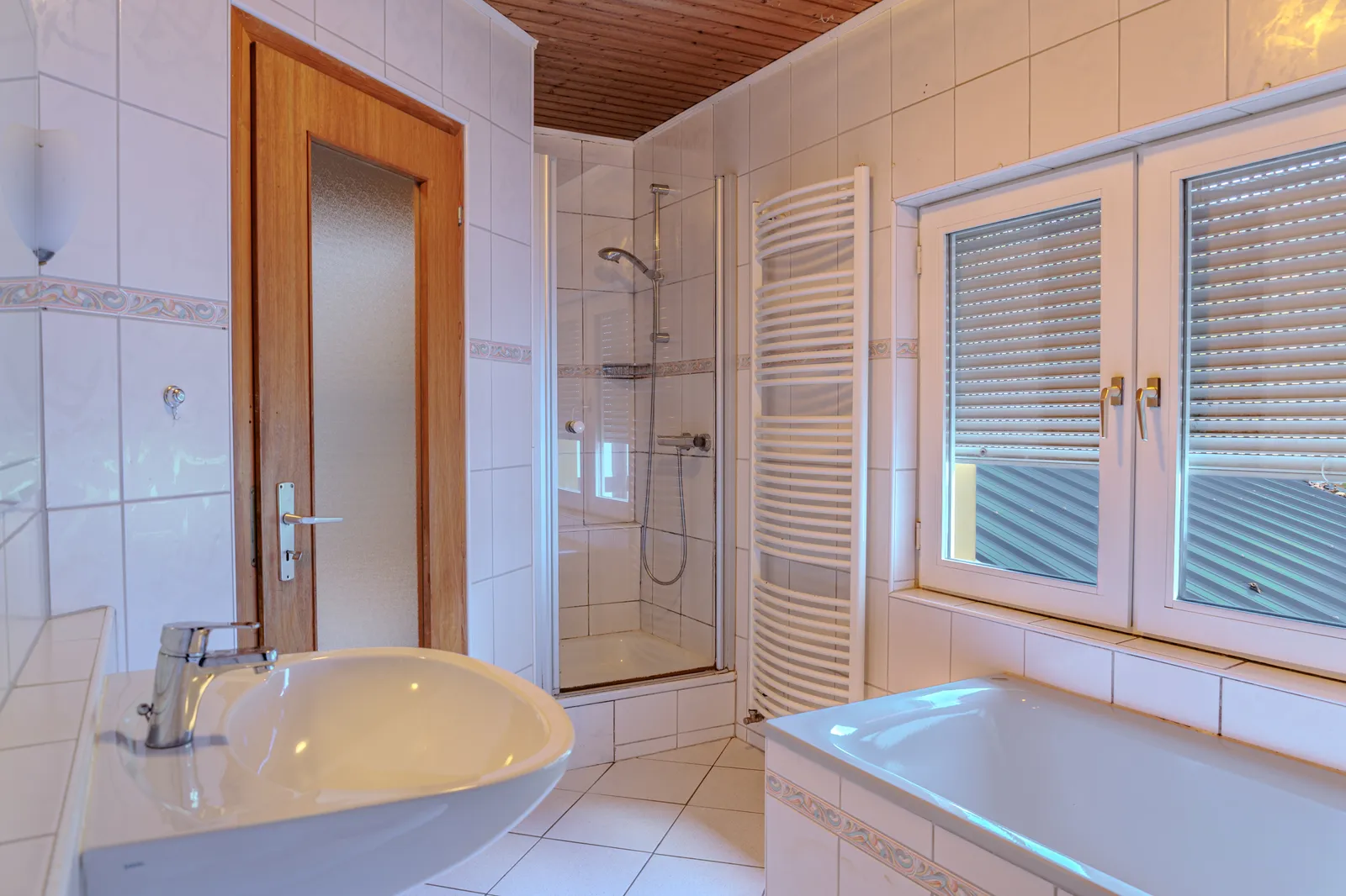 Bad im Obergeschoss mit Dusche, Badewanne und Handtuchheizkörper Bad im Obergeschoss mit Dusche, Badewanne und Handtuchheizkörper