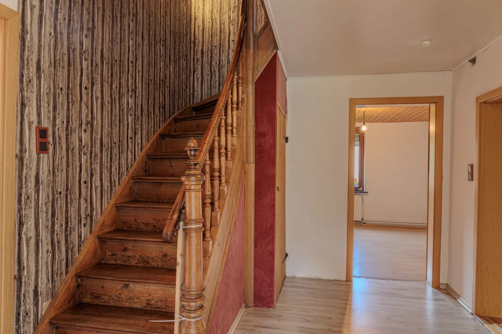Flur im Erdgeschoss mit gedrechselter Holztreppe ins Obergeschoss Flur im Erdgeschoss mit gedrechselter Holztreppe ins Obergeschoss
