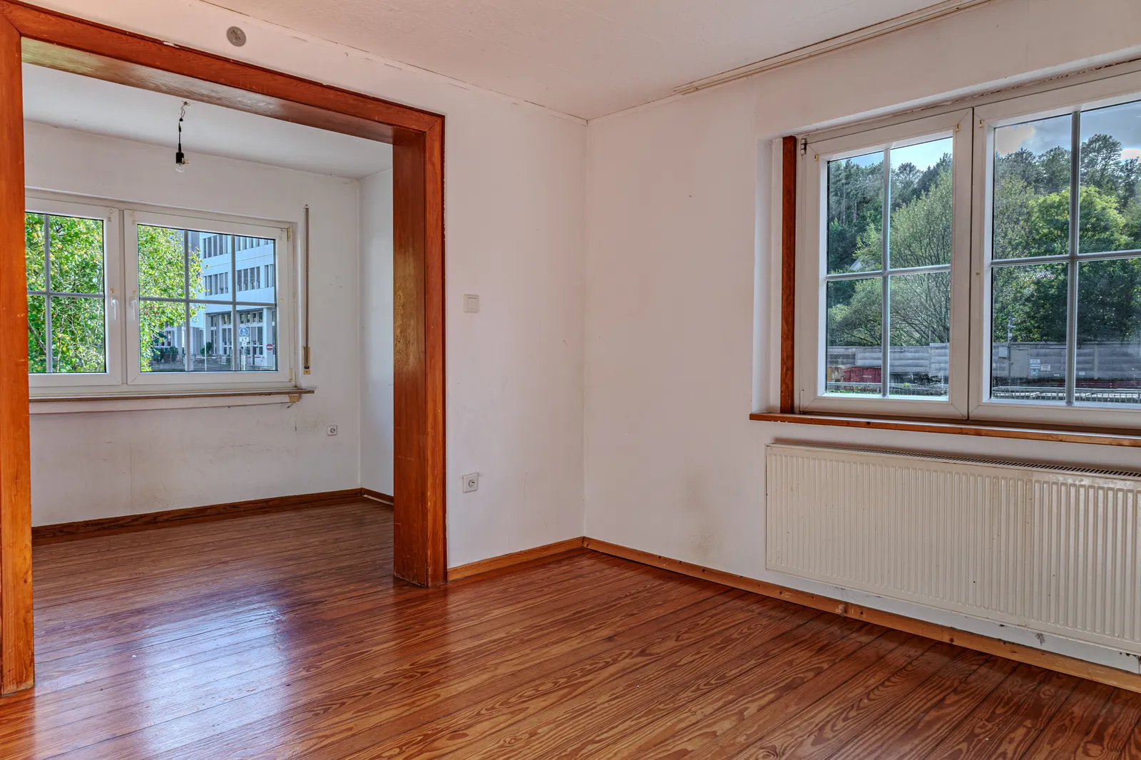 Helles Zimmer im Erdgeschoss mit Dielenboden und Durchgang zum Nebenraum Helles Zimmer im Erdgeschoss mit Dielenboden und Durchgang zum Nebenraum
