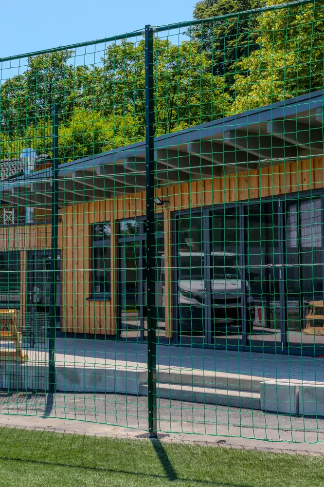 Ballfangzaun an einer Sportanlage Ballfangzaun an einer Sportanlage