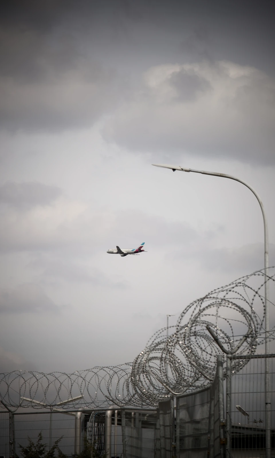 Flugmotiv mit Sicherheitskulisse