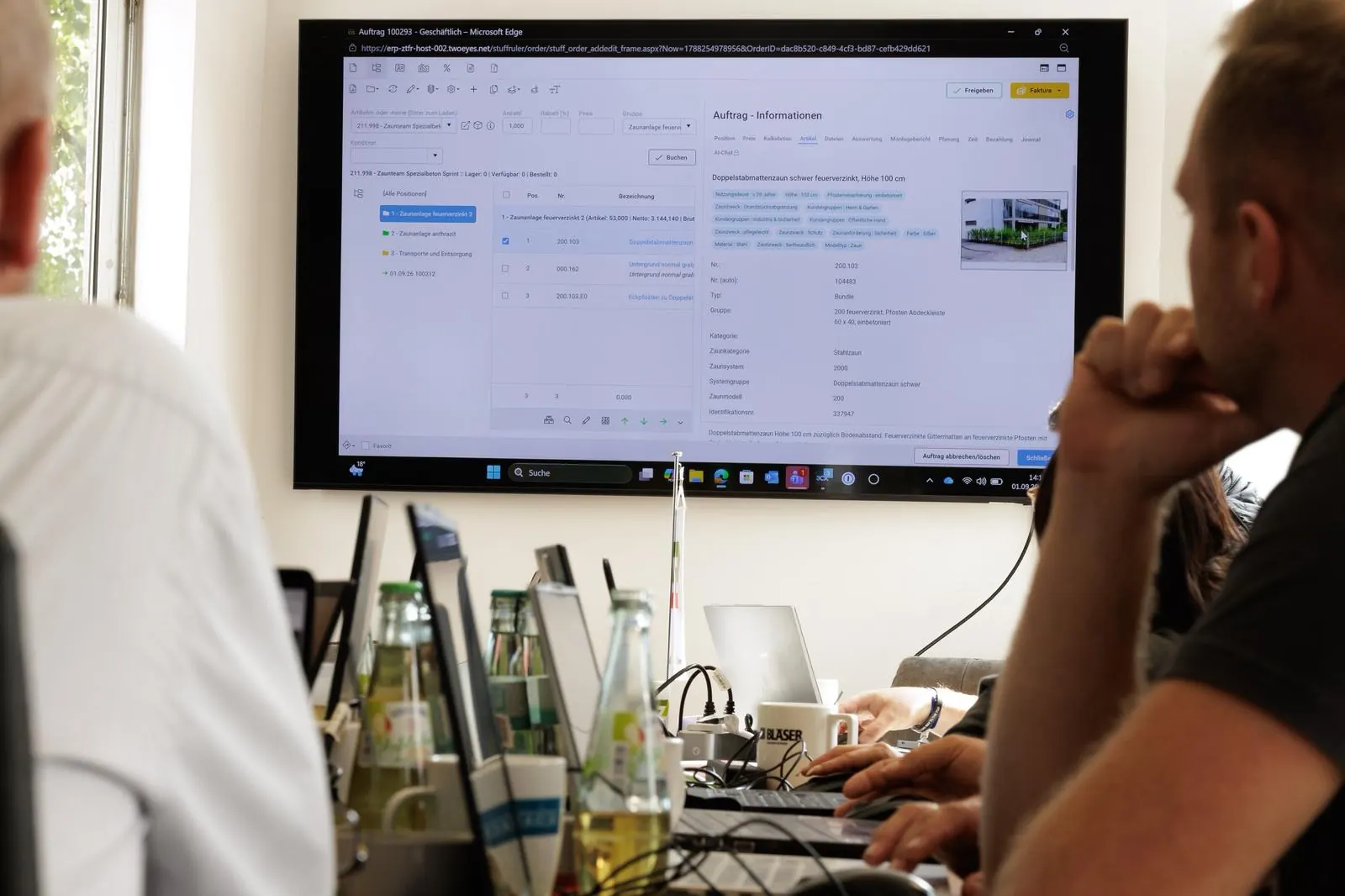 Besprechung eines Unternehmensprojekts vor einem großen Bildschirm Besprechung eines Unternehmensprojekts vor einem großen Bildschirm